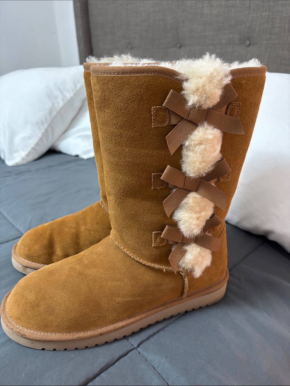 Women’s UGGS - Picture 3 of 4